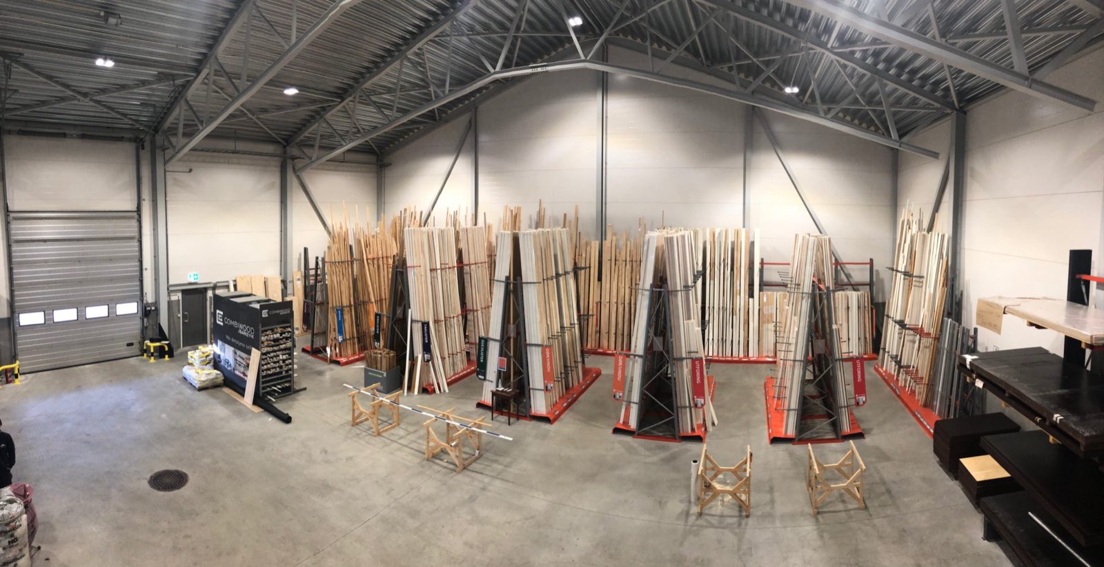 Listverk sortert i reoler inne i butikken